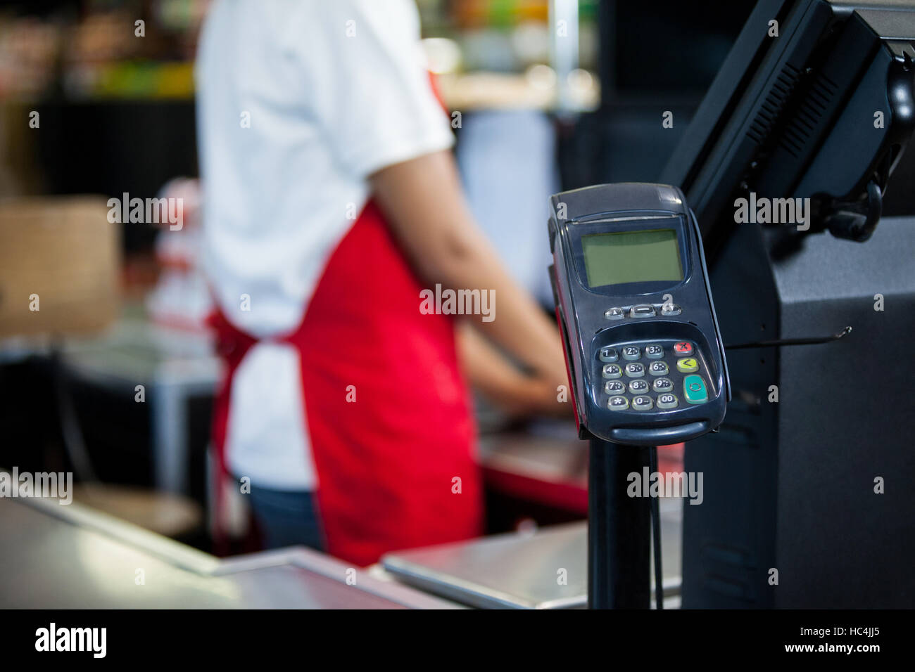 Kreditkartenterminal an Kasse Stockfoto