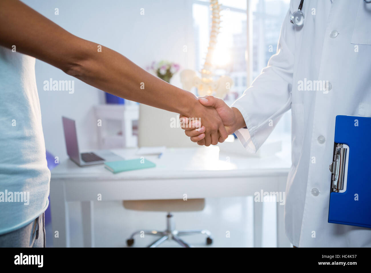 Physiotherapeut Händeschütteln mit Patientin Stockfoto