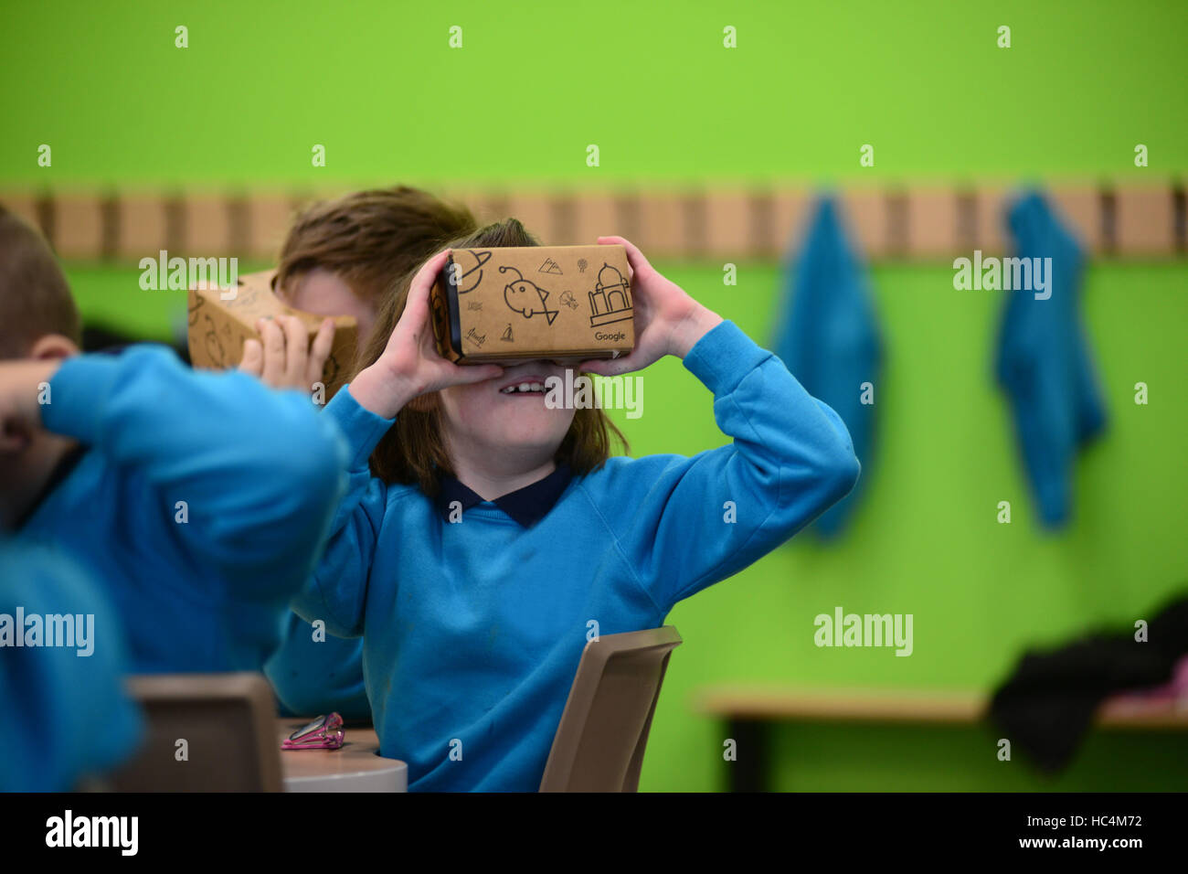 Ein Kind mit einer virtual-Reality-Viewer in der Schule. Stockfoto