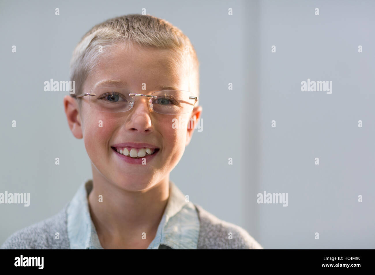 Lächelnde junge Kunden tragen Brillen Stockfoto