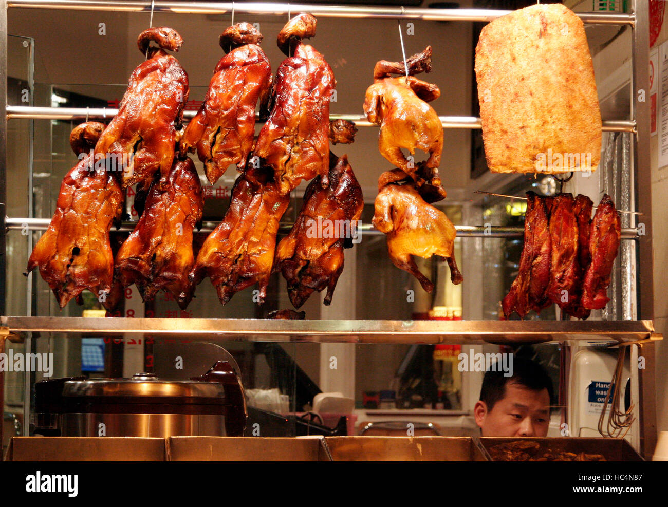 Gebratene Ente hängt im Fenster ein chinesisches Restaurant in Chinatown in central London, Großbritannien 6. Dezember 2016.  © John Voos Stockfoto