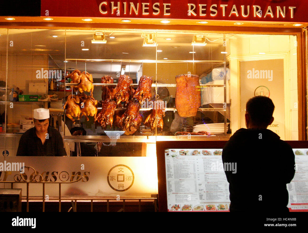 Gebratene Ente hängt im Fenster ein chinesisches Restaurant in Chinatown in central London, Großbritannien 6. Dezember 2016.  © John Voos Stockfoto