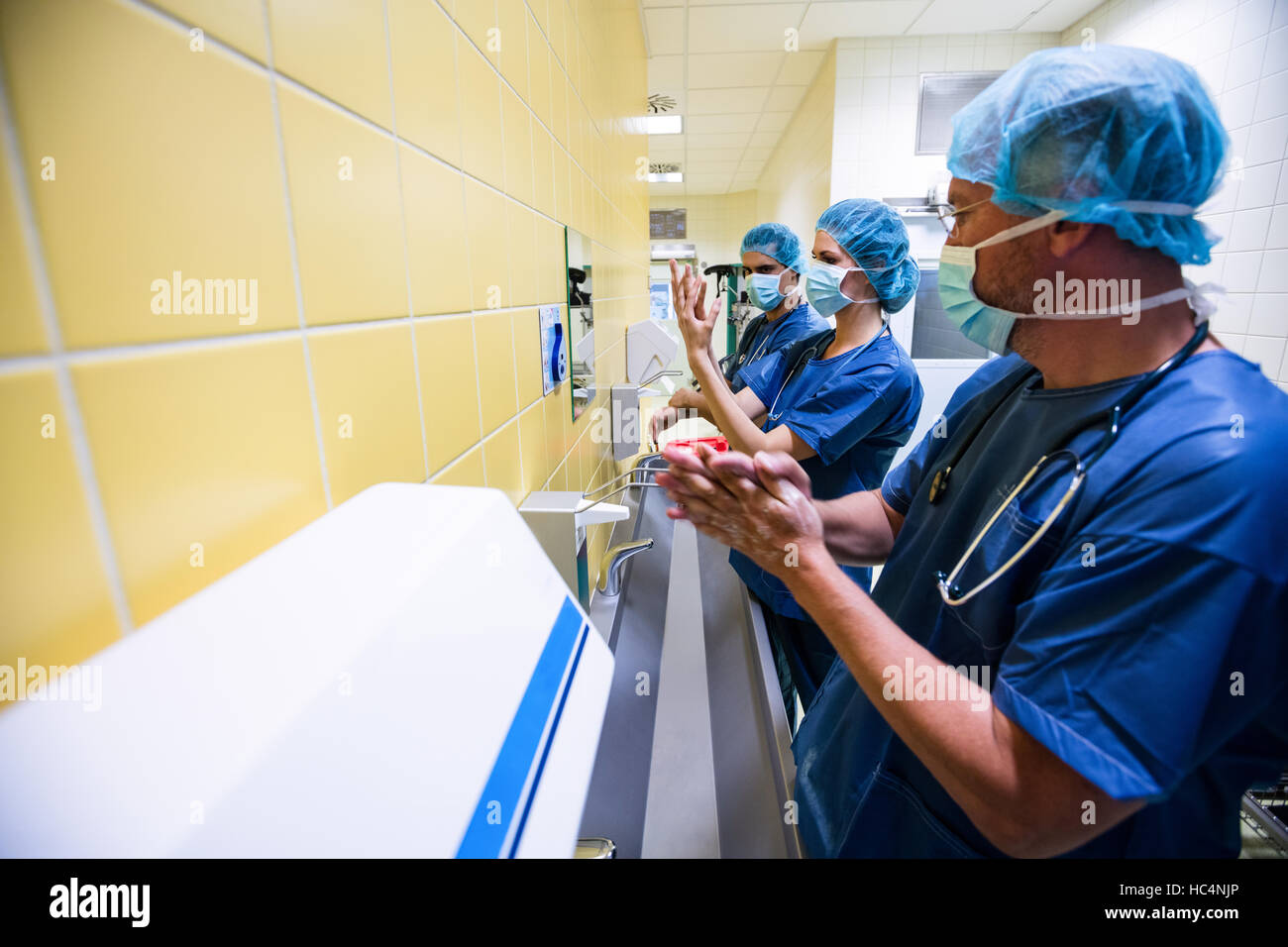 Gruppe von Chirurgen ihre Hände waschen Stockfoto