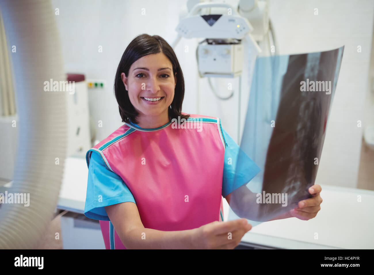 Ärztin untersucht Röntgen Stockfoto