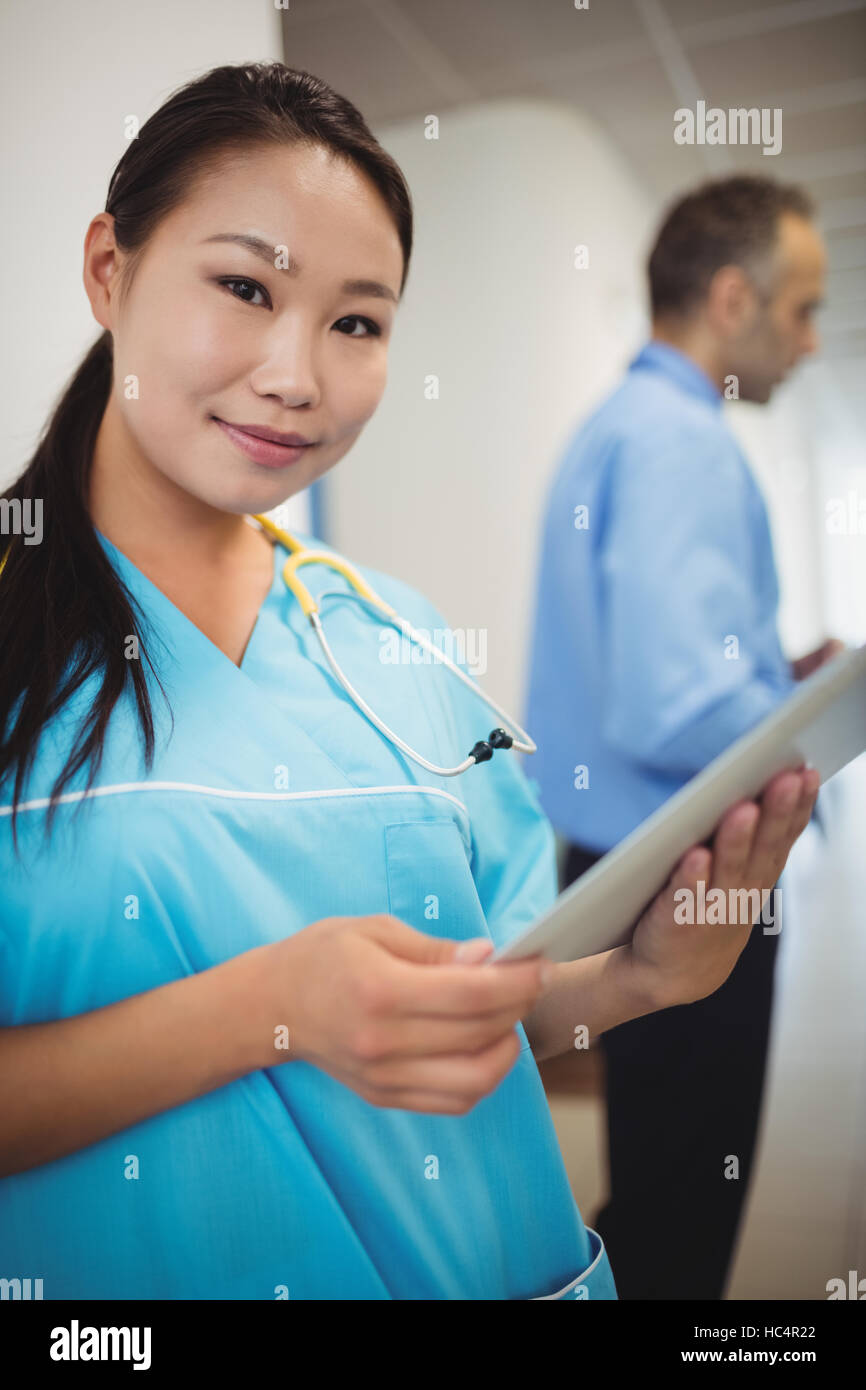 Krankenschwester-Holding-digital-Tablette Stockfoto