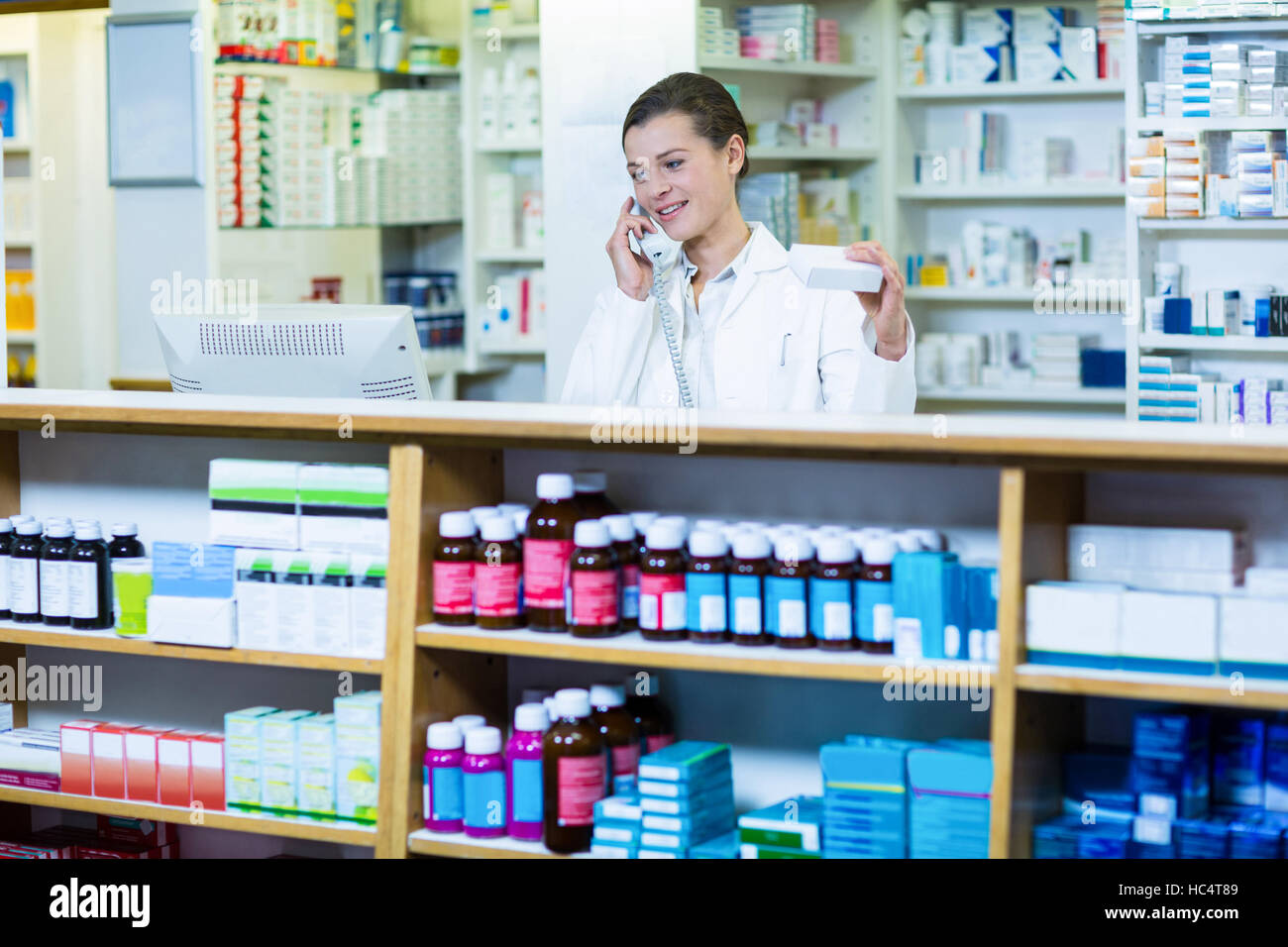 Apotheker Medizin-Box beim Telefonieren halten Stockfoto