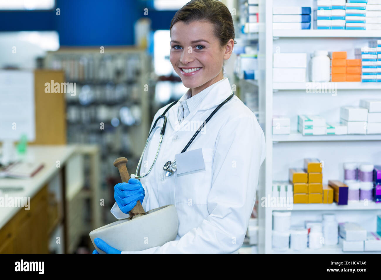 Schleifen, Medizin in Sterblicher und Stößel in Apotheke Apotheker Stockfoto