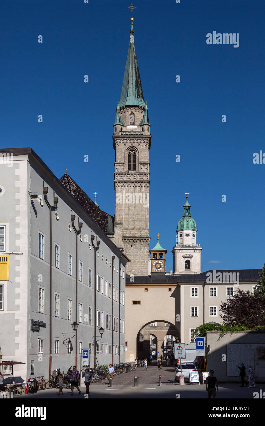 Der Turm der Franziskanerkirche im historischen Zentrum der Stadt Salzburg in Österreich. Stockfoto