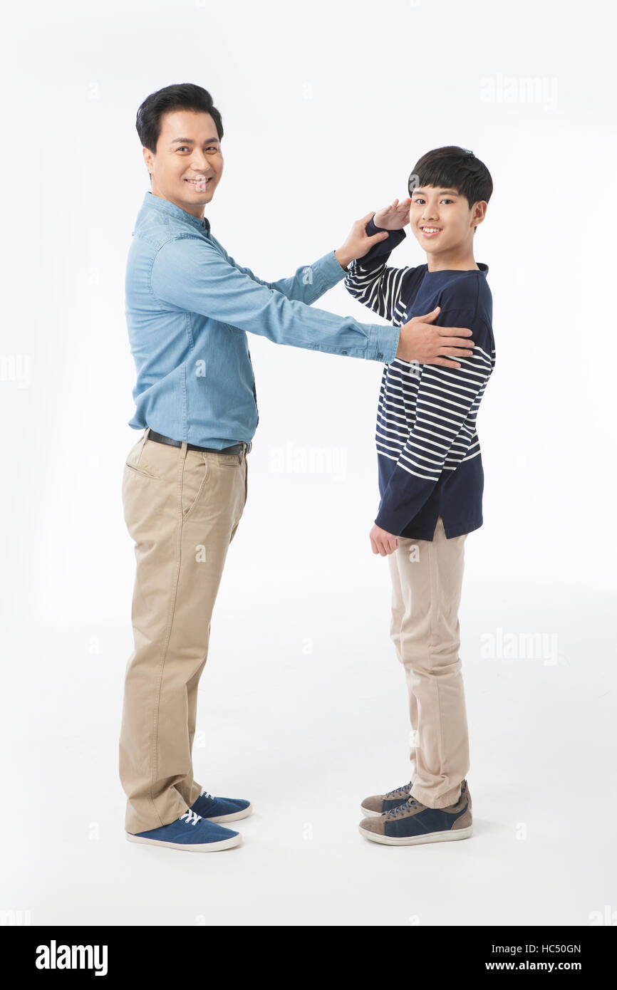 Seitenansicht des Lächelns Mitte im Alter Vater und Jugendlichen Sohn von Angesicht zu Angesicht stehen Stockfoto