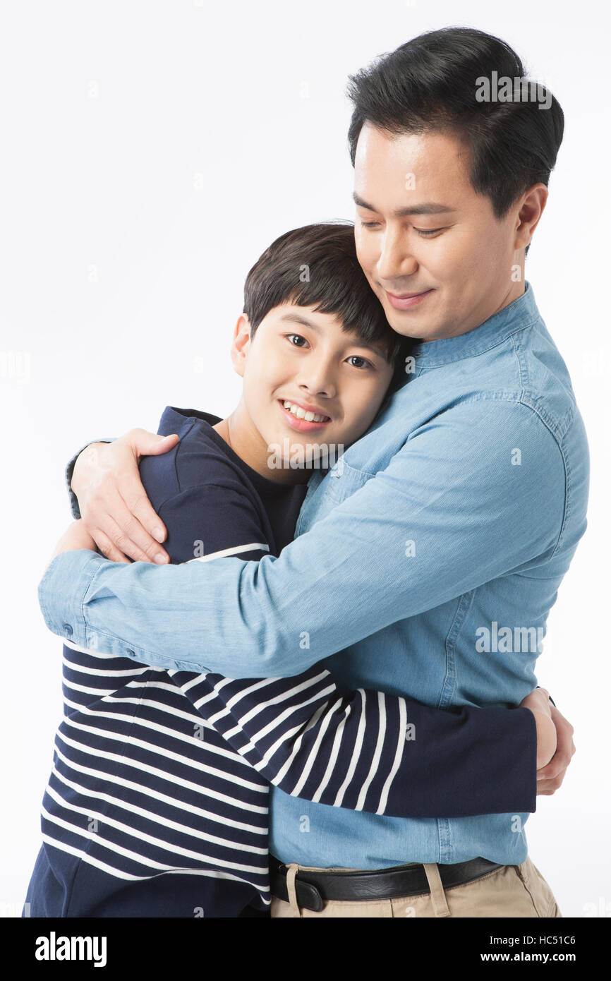 Seitenansicht der liebevolle Vater und Sohn umarmt Stockfoto