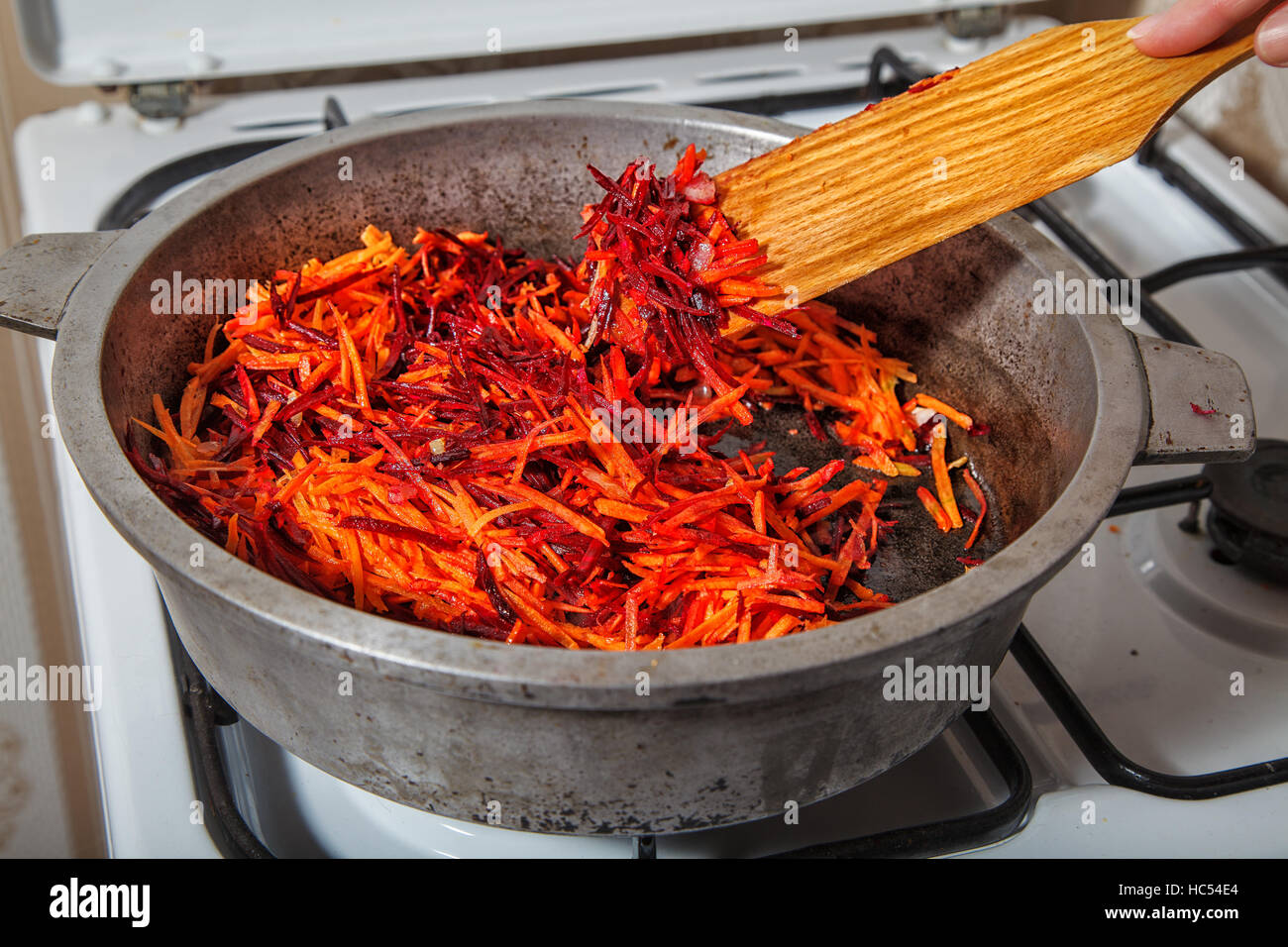 Braten in einer Pfanne Karotten und Rüben-Nahaufnahme Stockfotografie -  Alamy