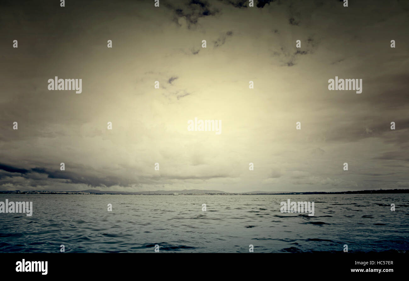 Bewölkten Himmel und Meer Wasser, Natur und outdoor Stockfoto