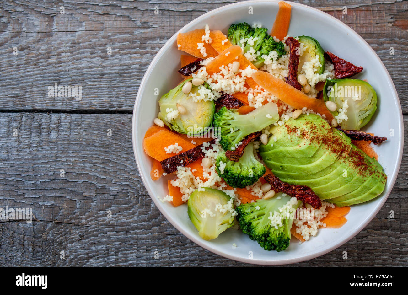 Couscous mit Avocados, Brokkoli, Karotten, Rosenkohl, getrockneten Tomaten und Pinienkernen. . Perfekt für die Detox-Diät oder einfach nur eine gesunde Mahlzeit.  Liebe Stockfoto