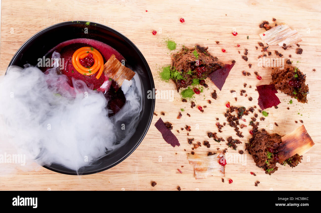 Die molekulare Küche. Köstliche Suppe mit rote Beete. Stockfoto