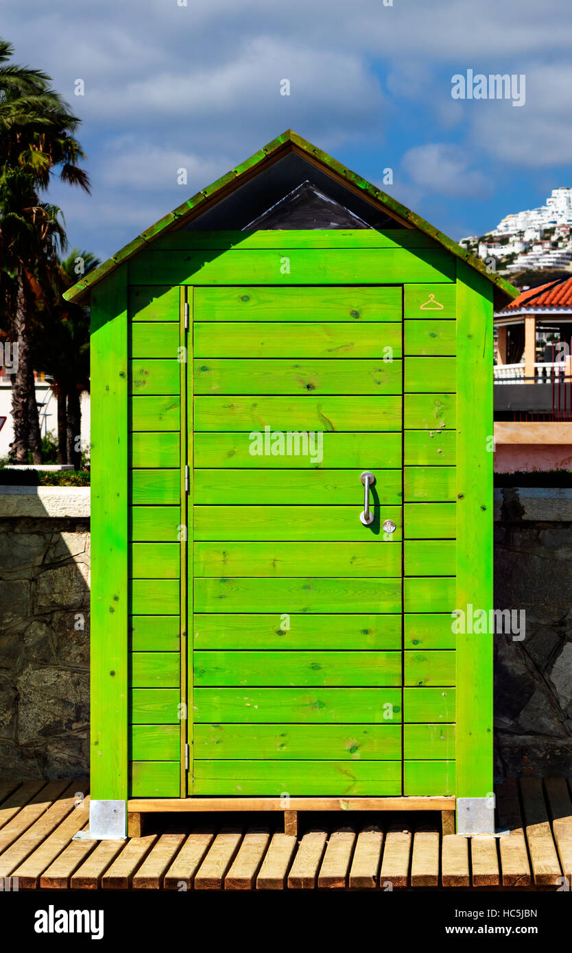 Schöne grüne hölzerne Strandkabine. Vertikales Bild. Stockfoto