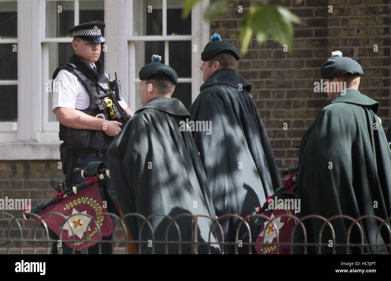 Bewaffnete Offiziere stehen außen Clarence House in London zum Schutz der Mitglieder der königlichen Familie Featuring: Atmosphäre wo: London, Vereinigtes Königreich bei: 5. August 2016 Stockfoto