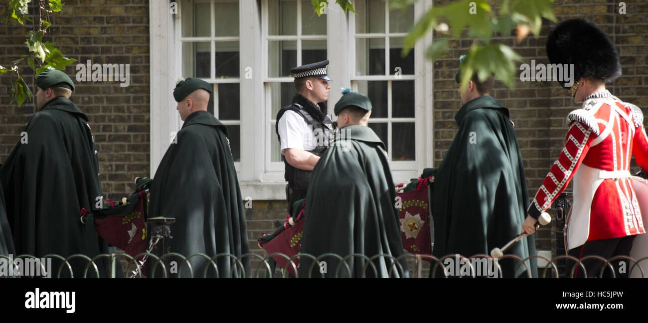 Bewaffnete Offiziere stehen außen Clarence House in London zum Schutz der Mitglieder der königlichen Familie Featuring: Atmosphäre wo: London, Vereinigtes Königreich bei: 5. August 2016 Stockfoto