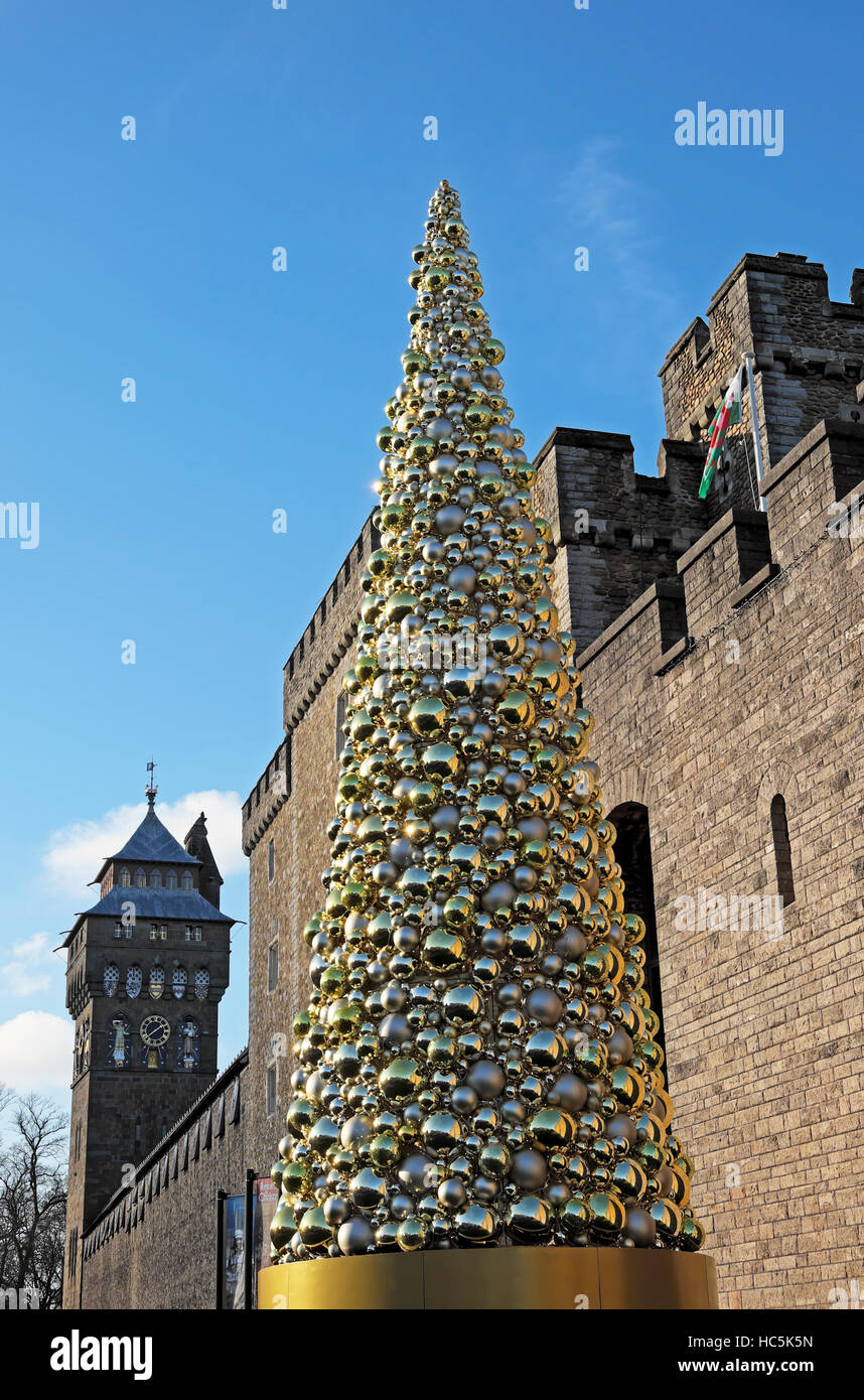 Goldene Kugeln auf Weihnachtsbaum außerhalb Cardiff Castle im Stadtzentrum von Cardiff, Wales UK KATHY DEWITT Stockfoto