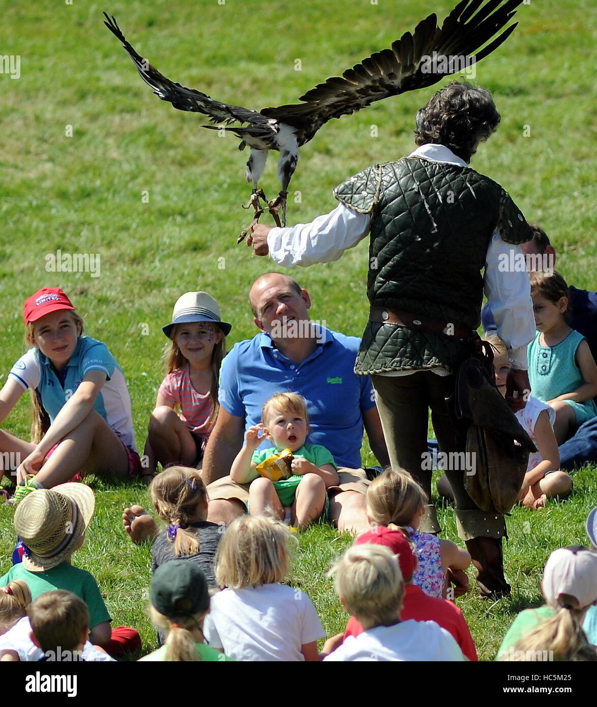 Mike Tindall und seiner Tochter Mia zu sehen eine Falknerei-Display am Festival of British Eventing abgehaltenen Gatcombe Park Featuring: Mike Tindall, Mia Tindall Where: Gloucester, Großbritannien wenn: 6. August 2016 Stockfoto