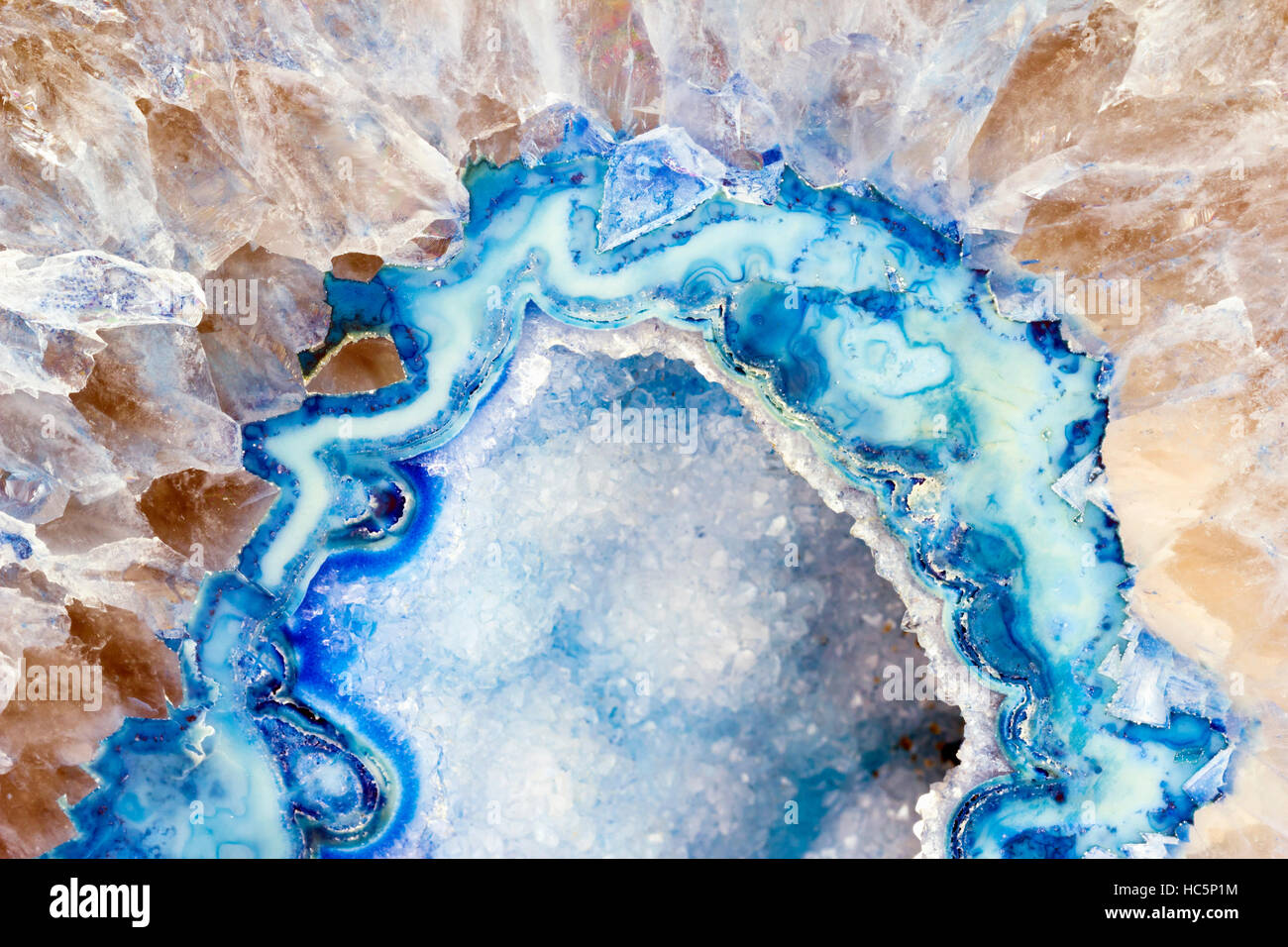 Nahaufnahme von blauen und weißen Kristallen in der Mitte einer geode Stockfoto