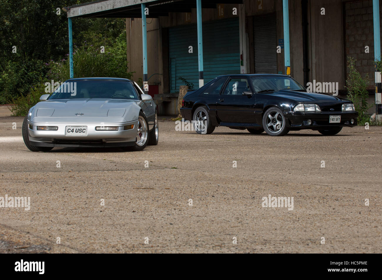 Rivalen - Ford Mustang "Fuchs" und C4 Corvette, 80er, 90er Versionen der langen Zeit rivalisierende Sportwagen Stockfoto