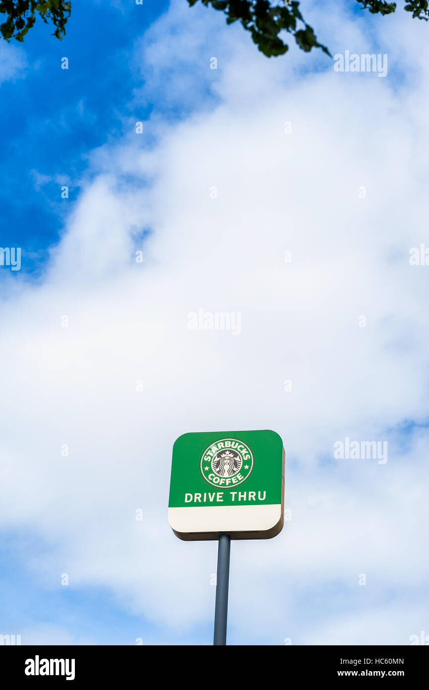 Starbucks Coffee Schild mit Fahrt durch Stockfoto