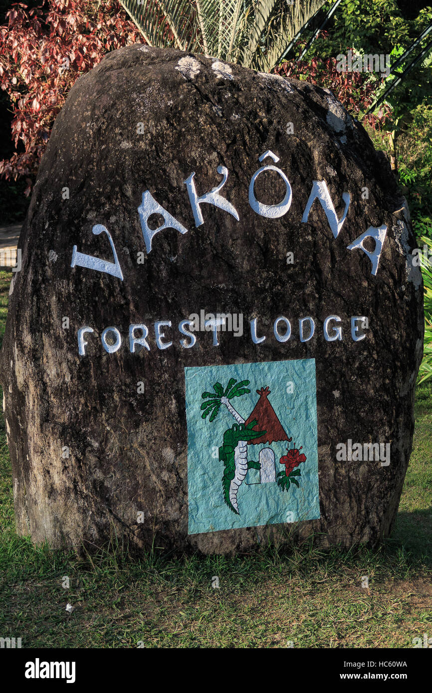 Stein-Zeichen der Vakona Lodge, Madagaskar Stockfoto