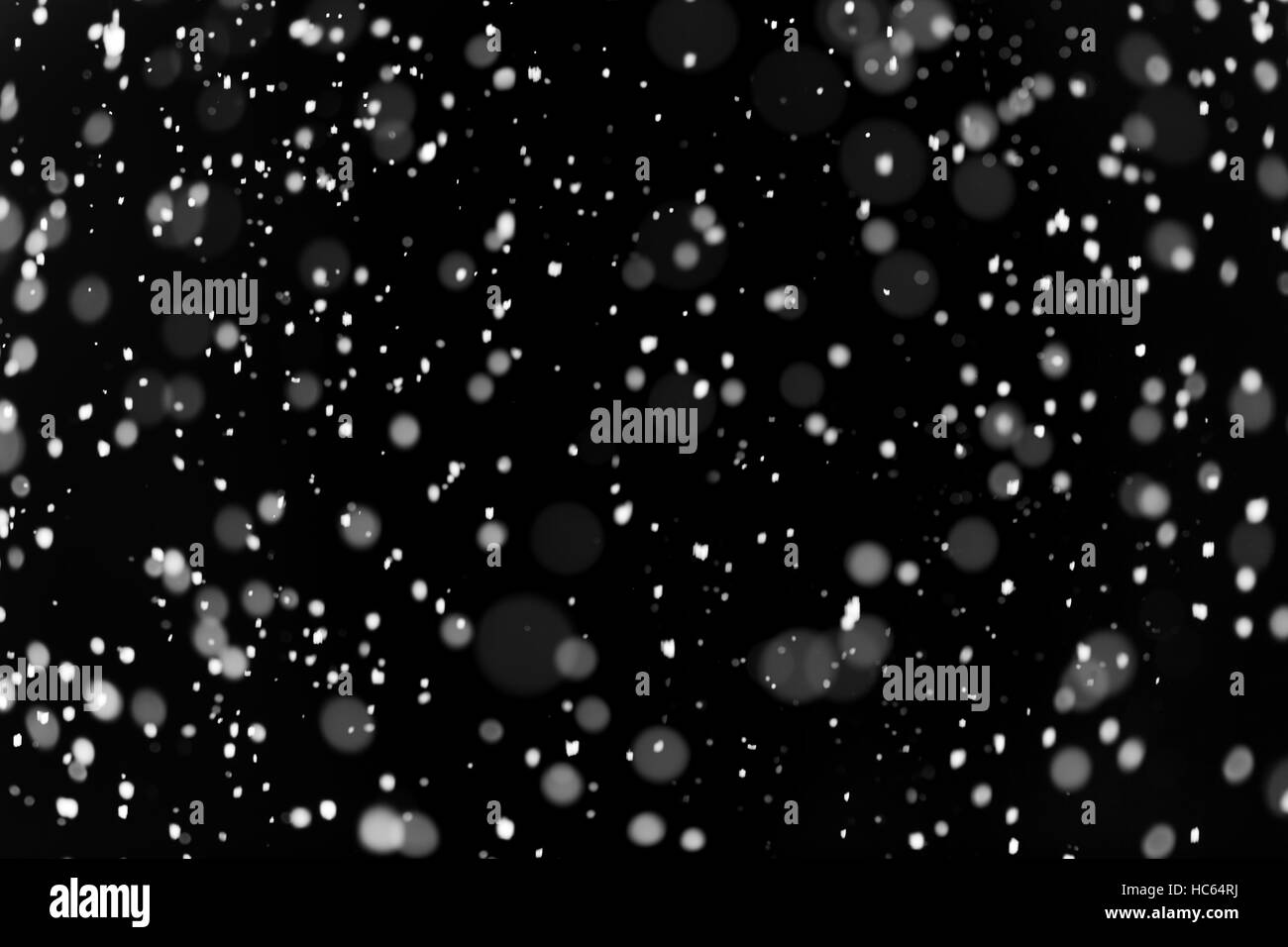 Echter Schnee auf schwarzem Hintergrund Stockfoto