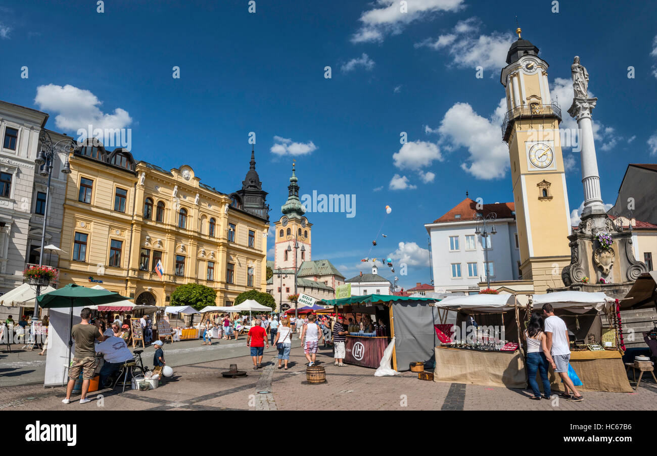 Straßenfest am Namestie SNP, Uhrturm, 1552 in Banska Bystrica, Slowakei Stockfoto