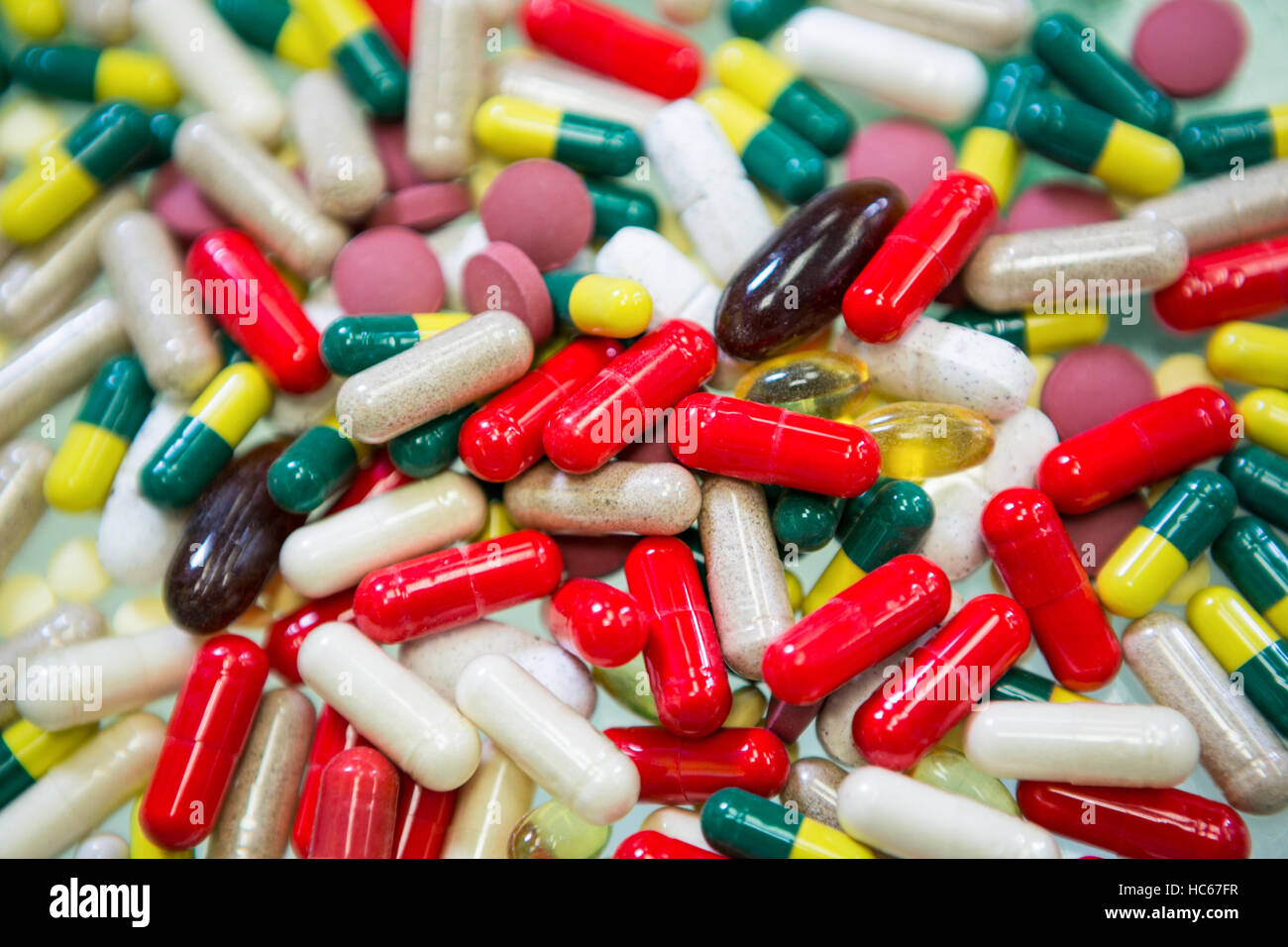Diverse Kapseln und Tabletten verschüttet Stockfoto