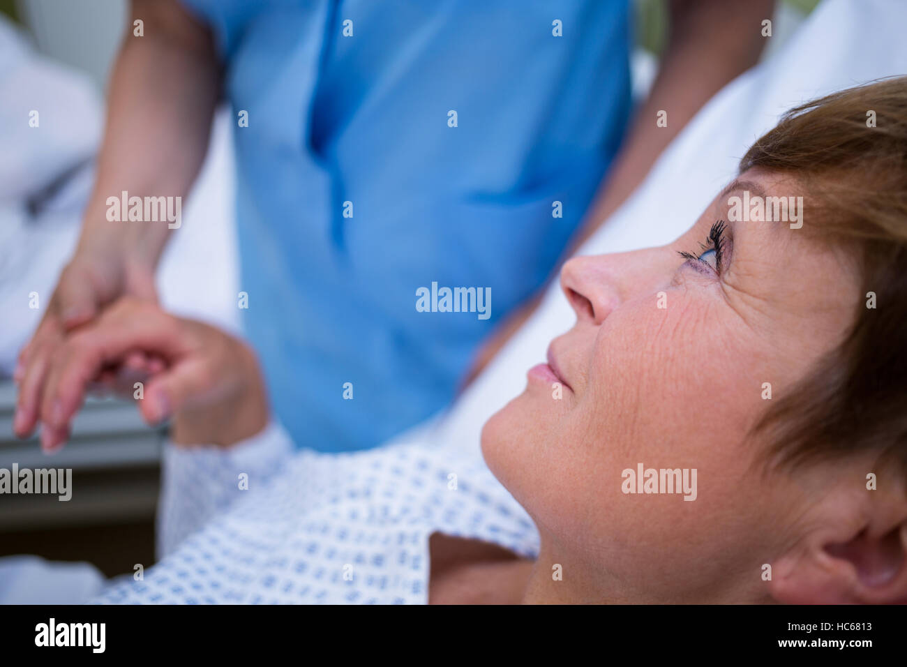 Ältere Patienten im Gespräch mit einer Krankenschwester Stockfoto