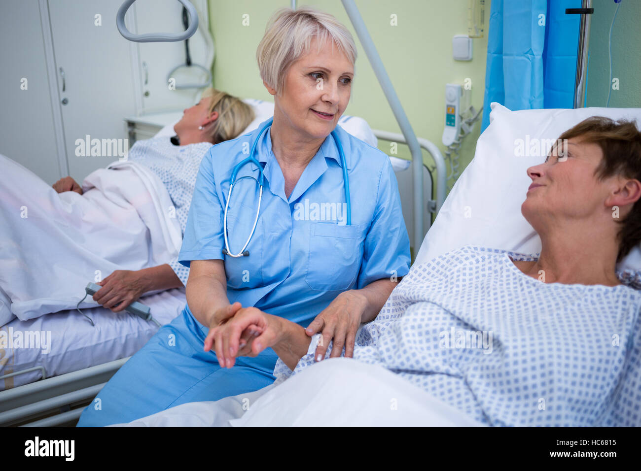 Krankenschwester untersuchen Patienten Puls Stockfoto