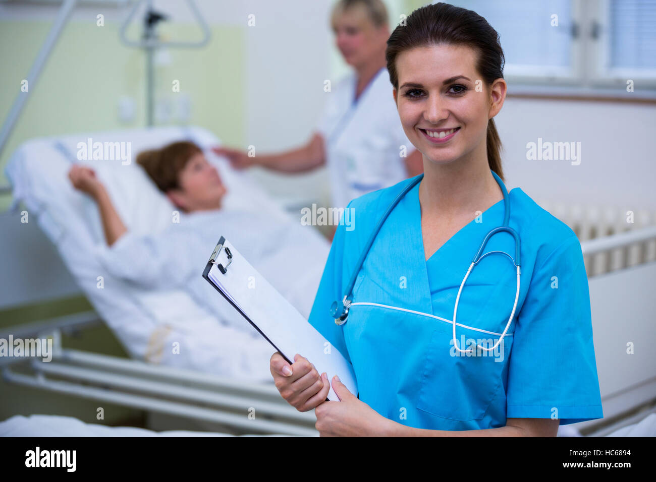 Krankenschwester mit einem Klemmbrett Stockfoto