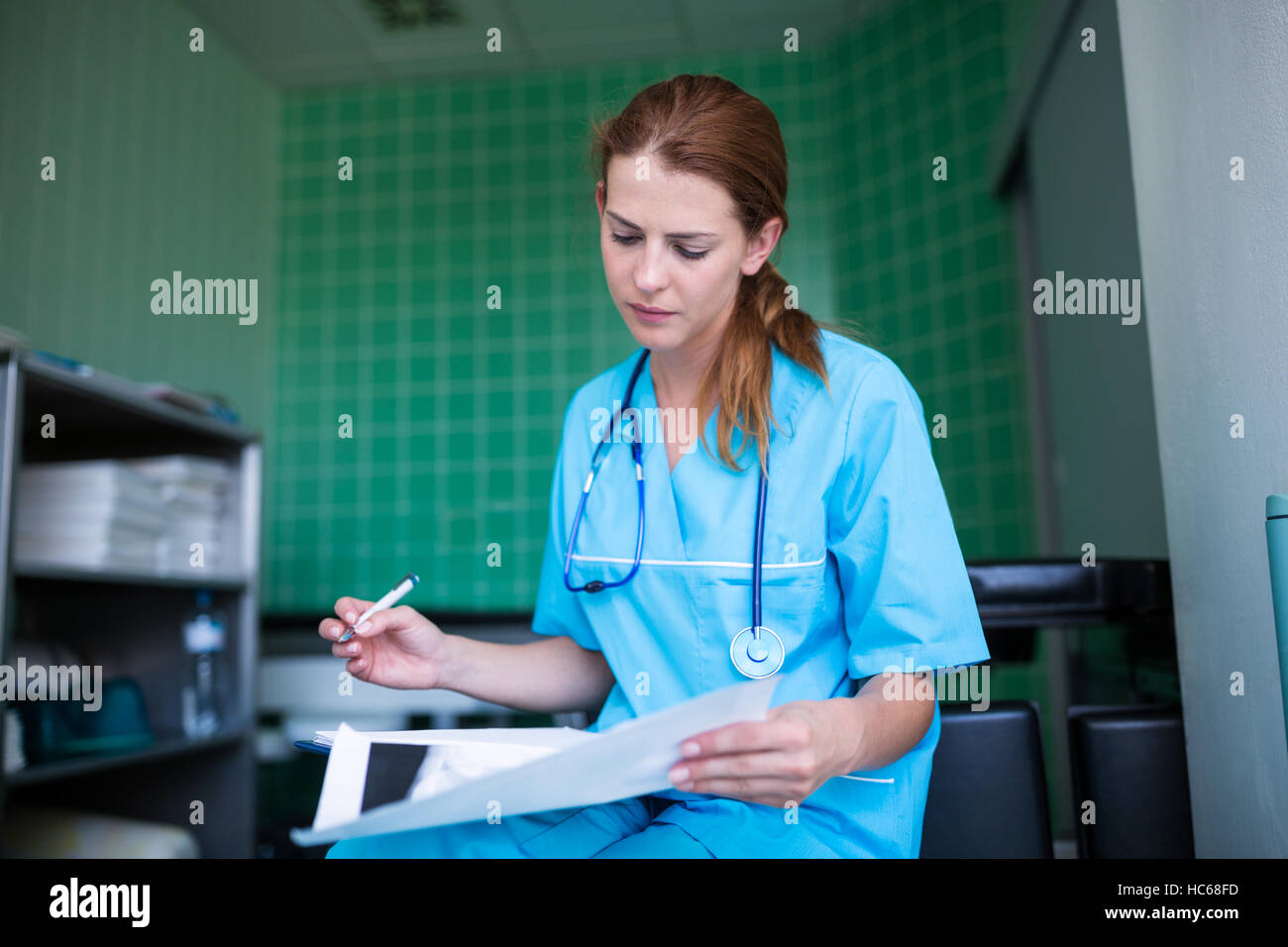 Krankenschwester medizinische Prüfbericht Stockfoto