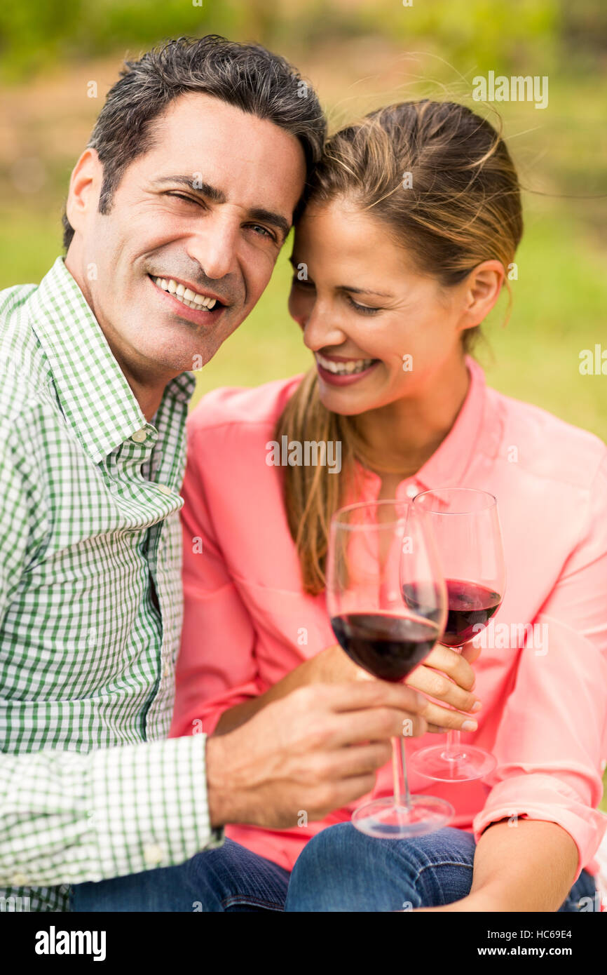 Glückliches Paar Gläser Wein zu halten Stockfoto