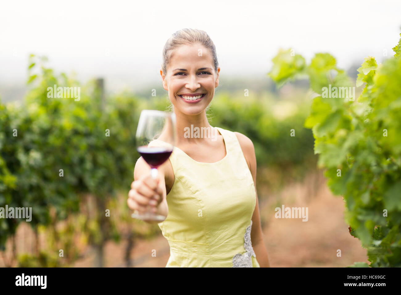 Porträt von weiblichen Winzer Wein Glas Stockfoto