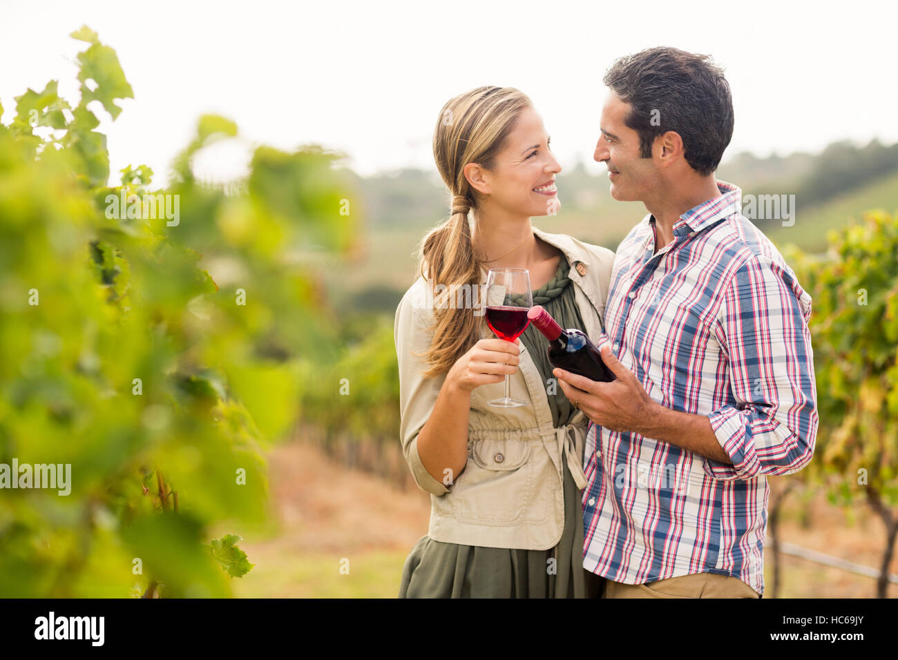 Brautpaar mit Glas und eine Flasche Wein Stockfoto