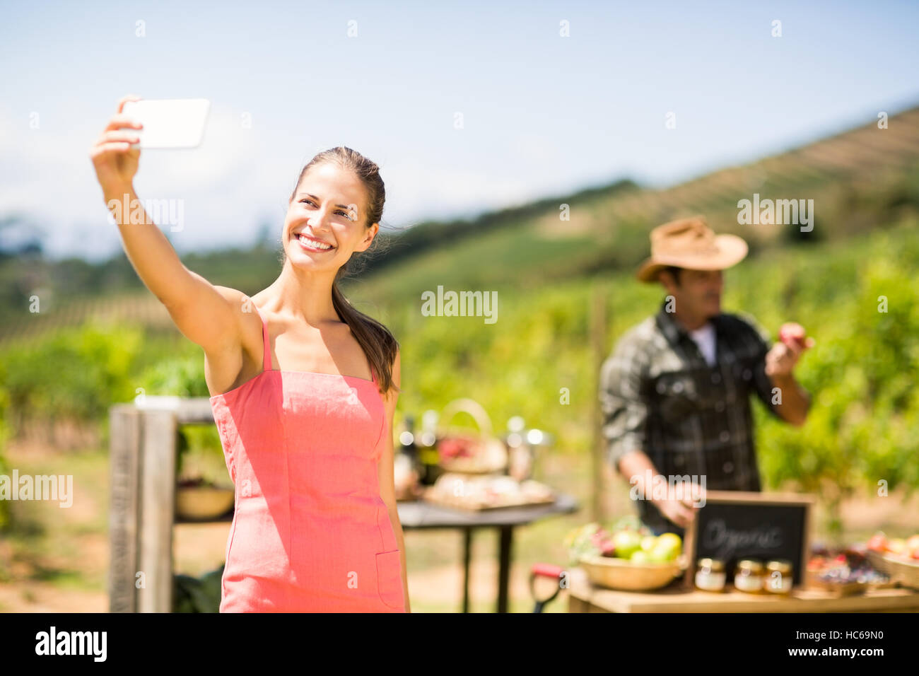 Kundin ein Selfie vor Gemüse stand unter Stockfoto