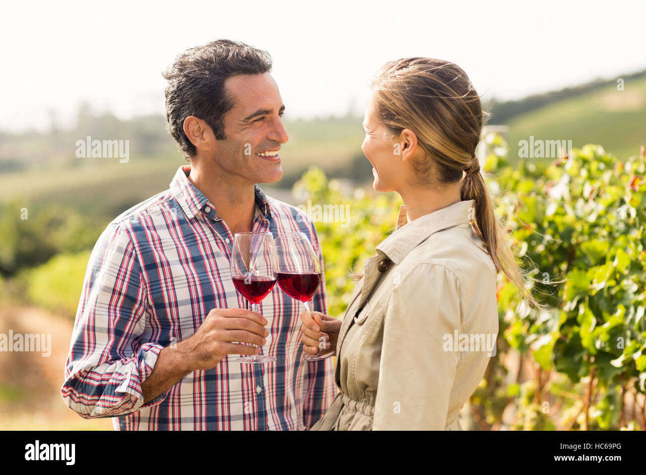 Glückliches Paar Gläser Wein zu halten Stockfoto