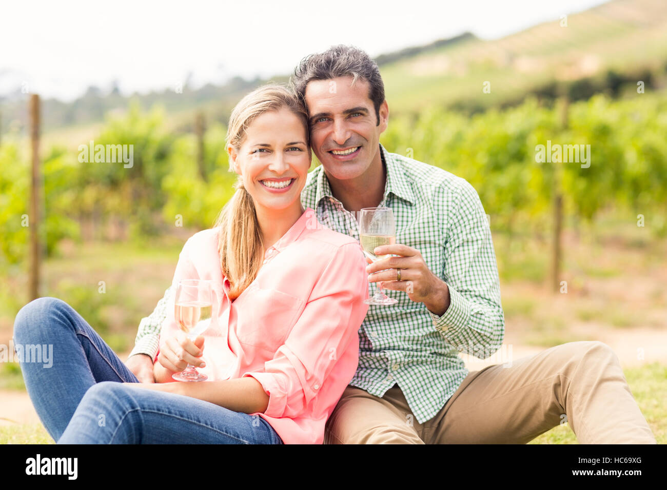 Porträt von glücklichen paar Gläser Wein zu halten Stockfoto