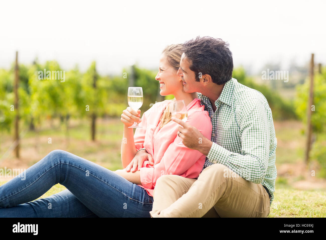 Glückliches Paar hält Gläser Wein und Blick auf die Natur Stockfoto