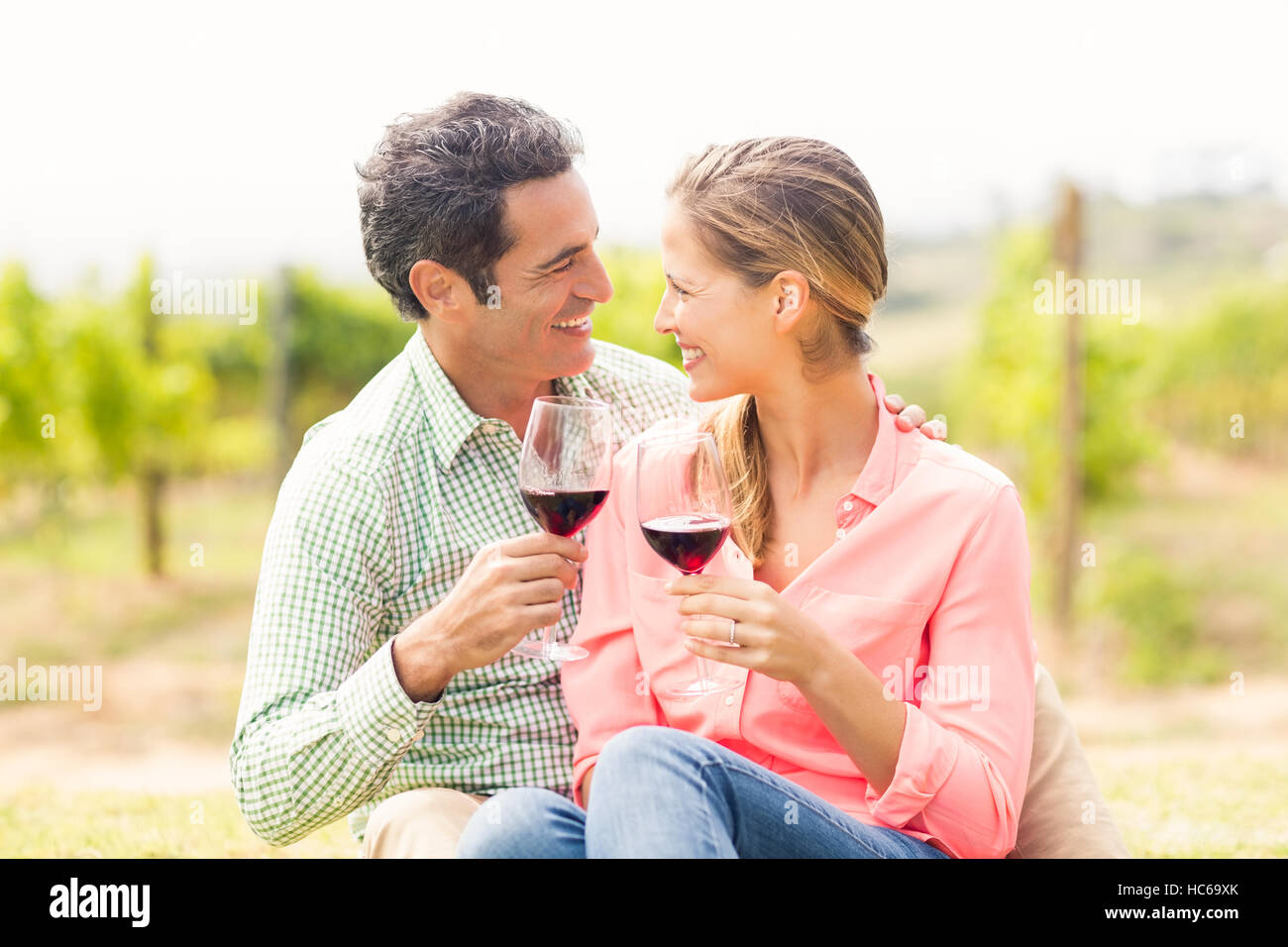 Glückliches Paar Gläser Wein Toasten Stockfoto