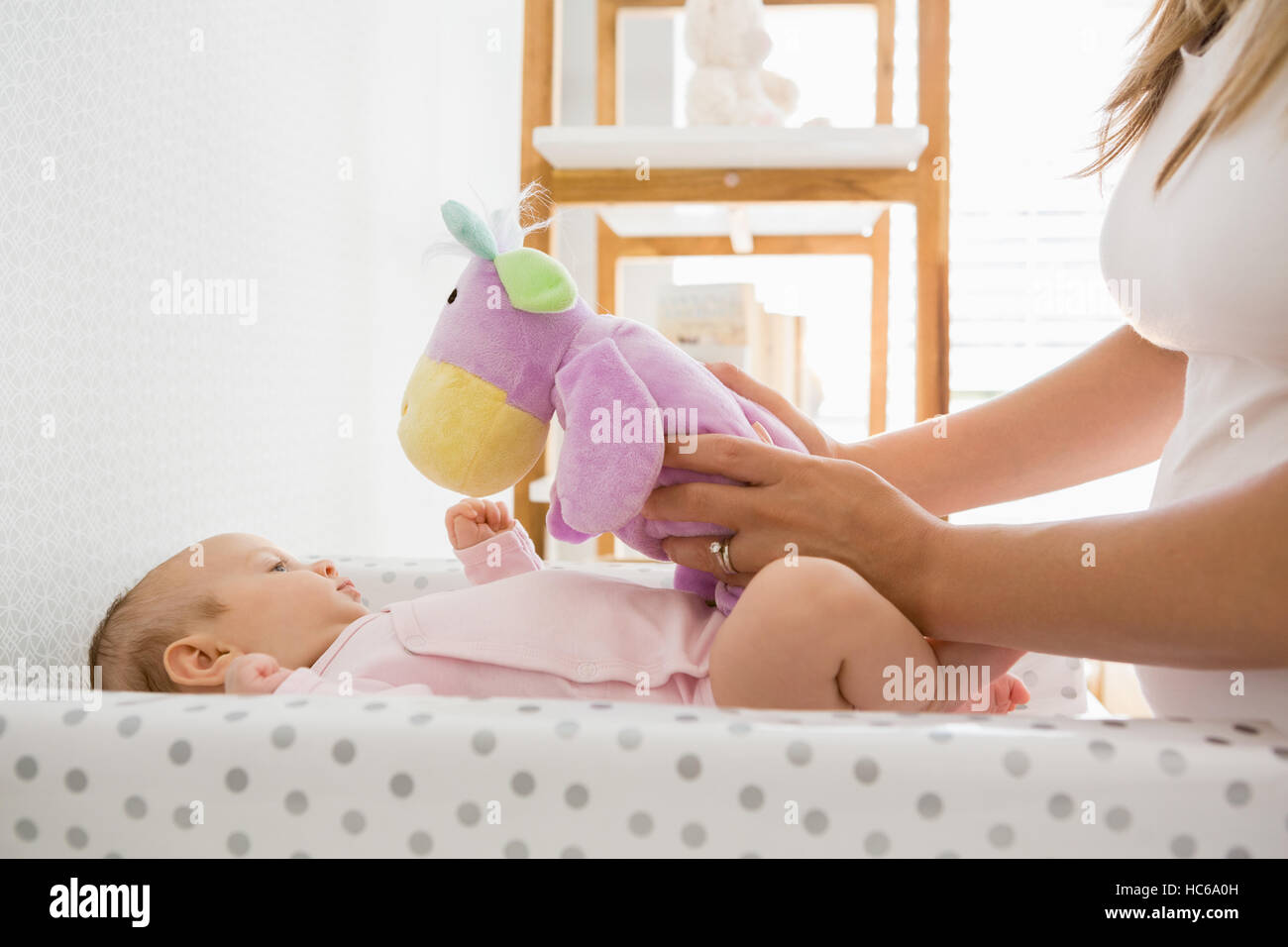 Mutter mit ihrem Baby spielen Stockfoto