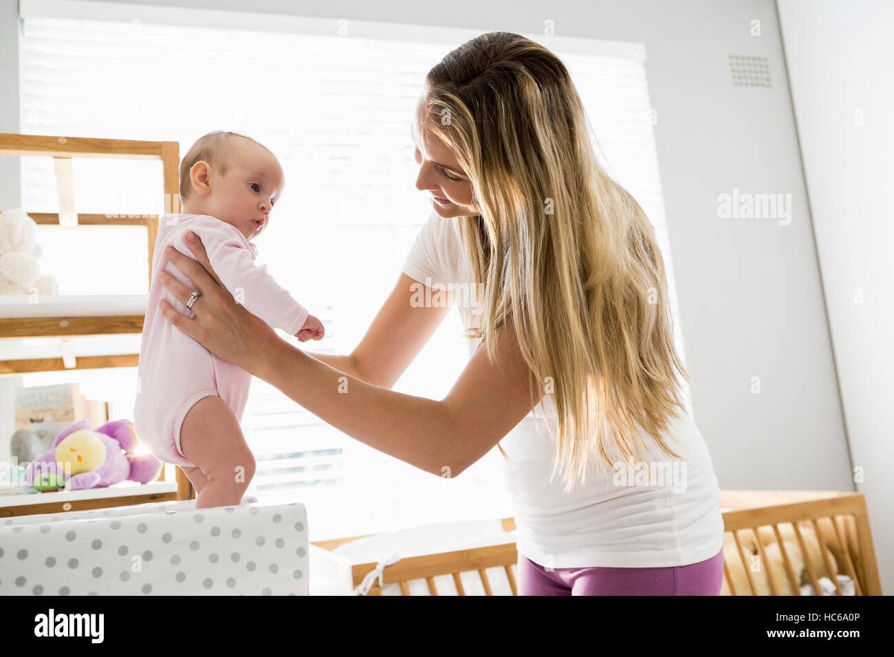 Mutter mit ihrem Baby spielen Stockfoto