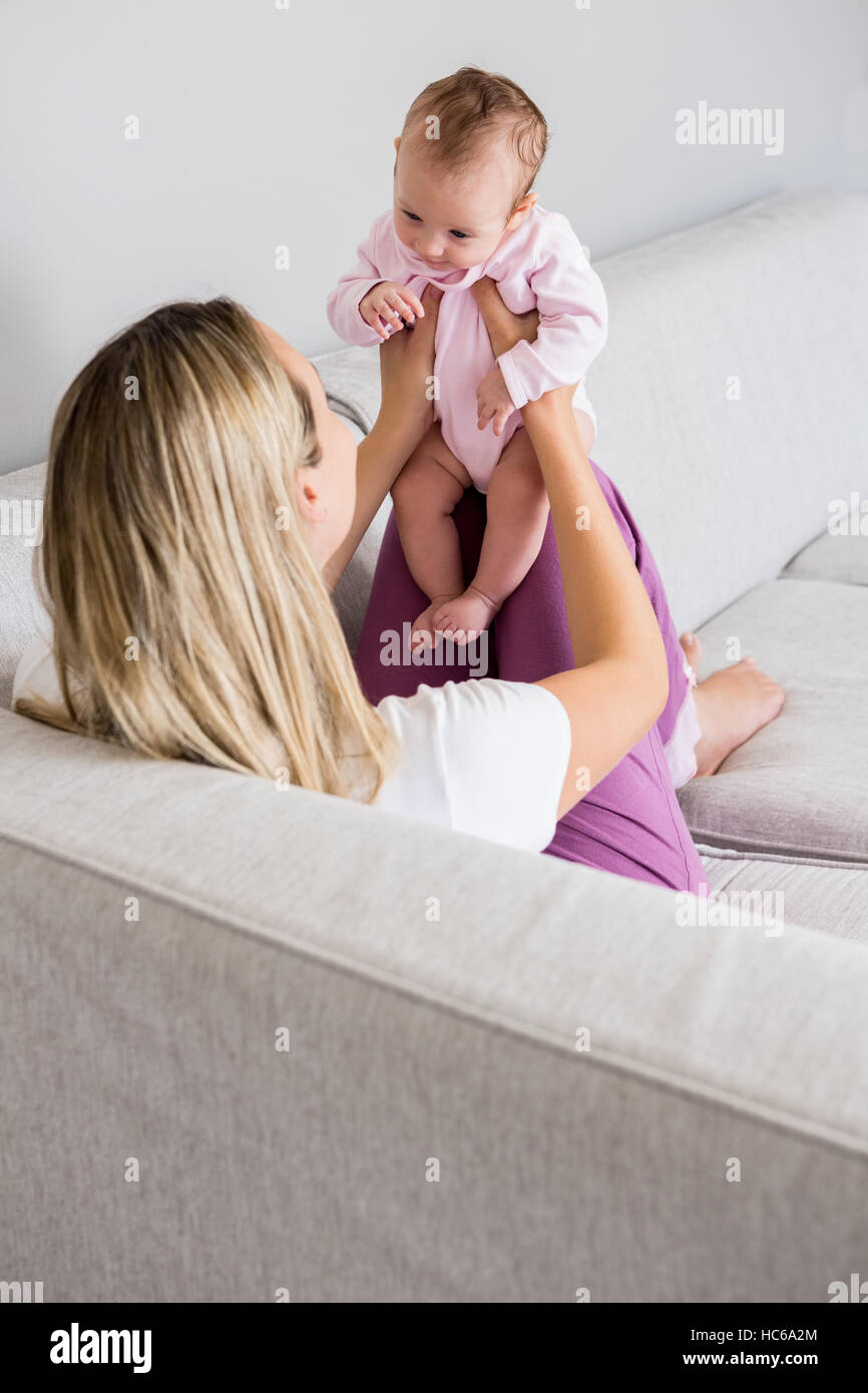 Mutter mit ihrem Baby spielen Stockfoto