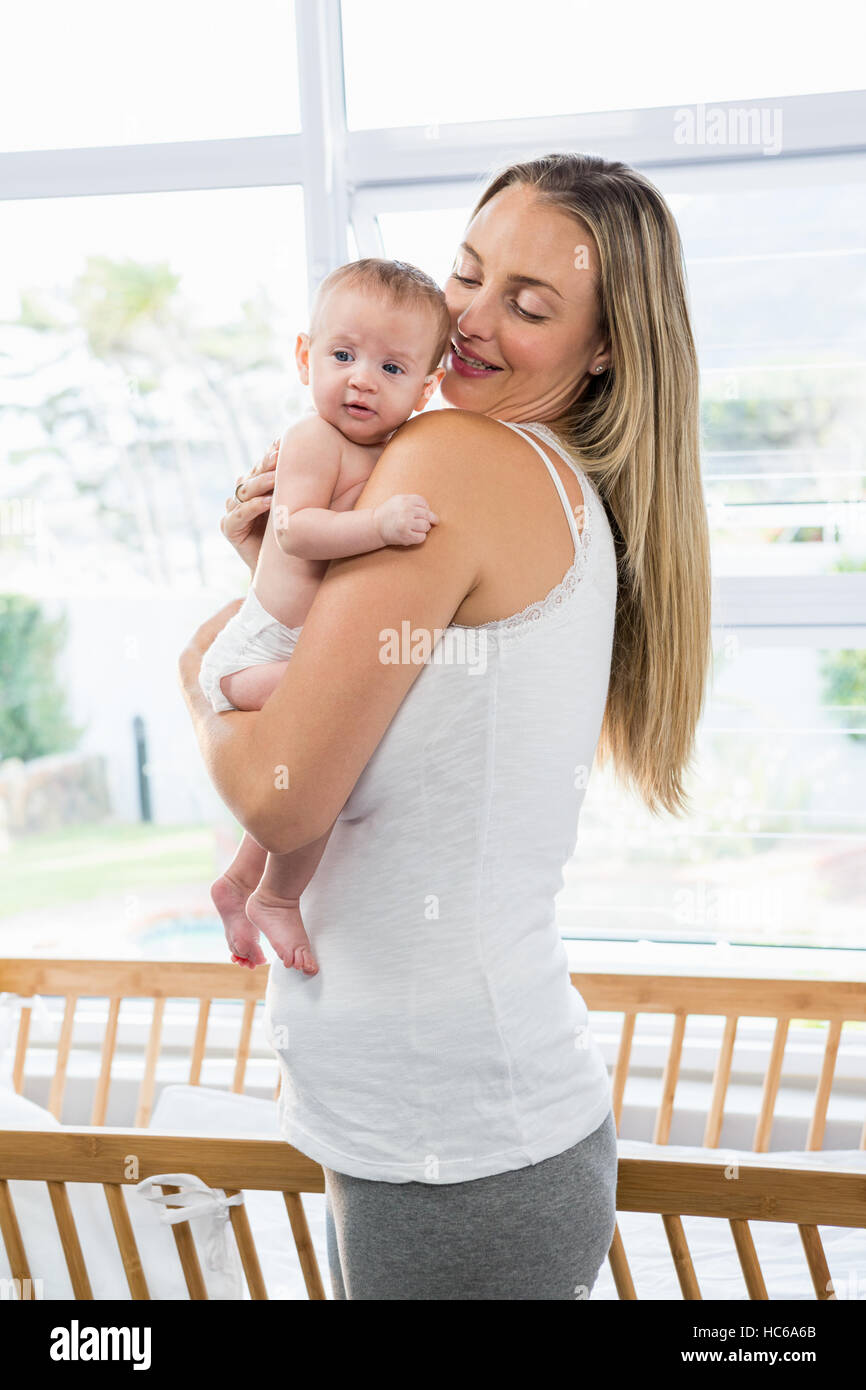 Mutter mit ihrem Baby im Wohnzimmer Stockfoto