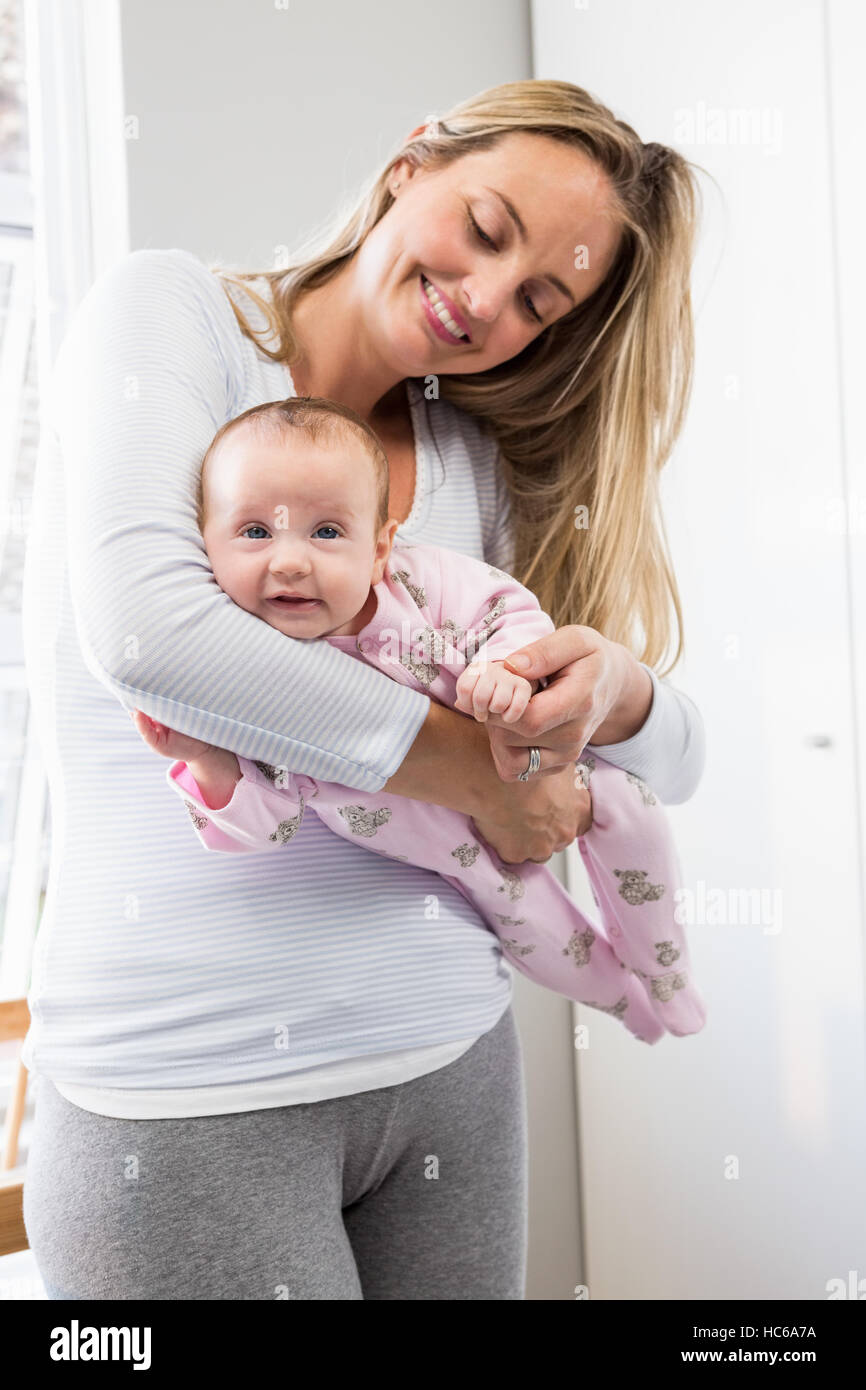 Mutter hält ihr Baby boy Stockfoto