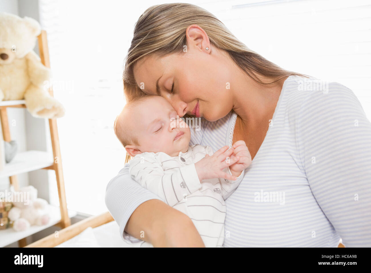 Mutter hält und umarmt ihr Baby boy Stockfoto