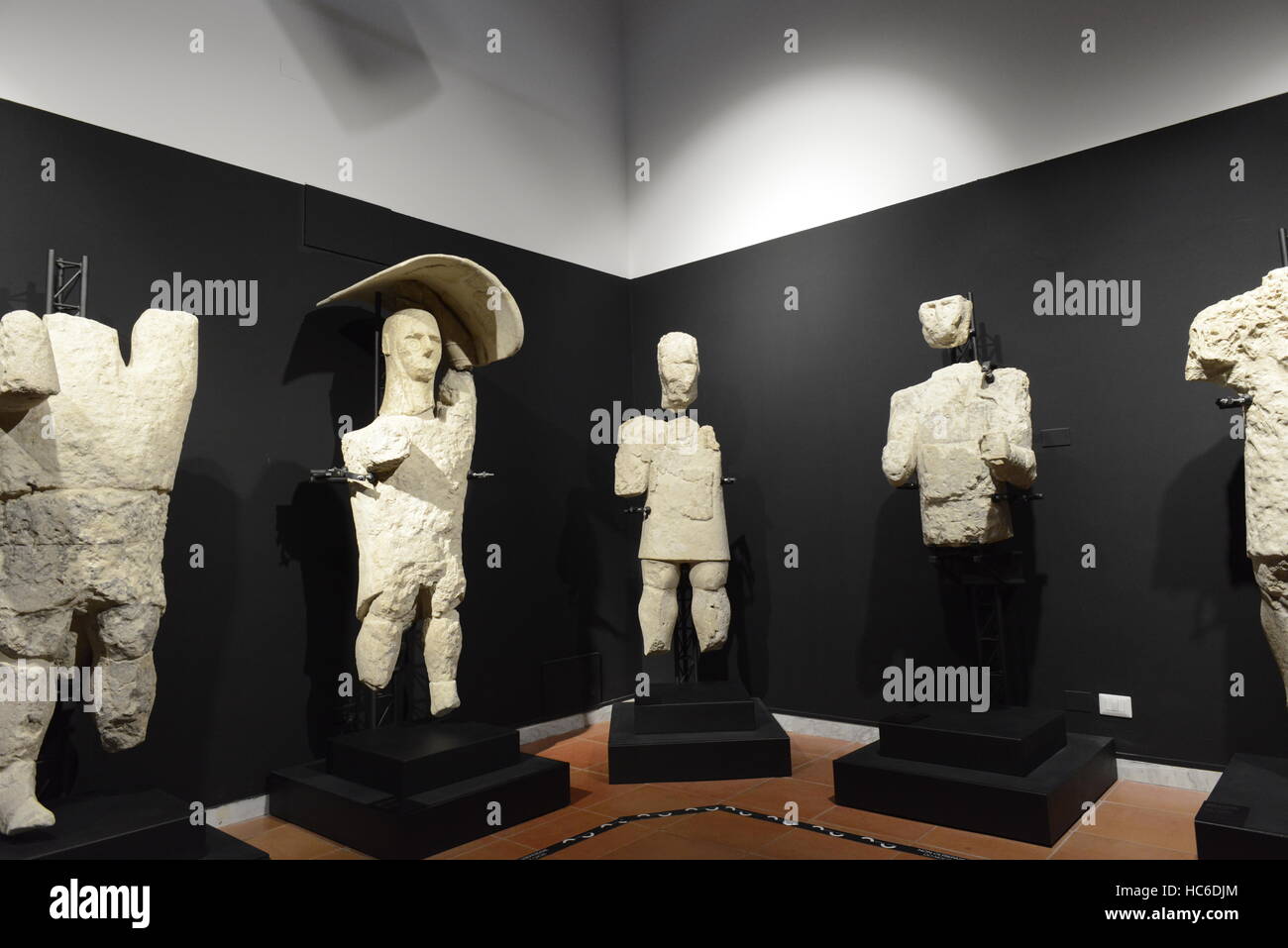 Riesige Statuen von Monte Prama Cabras archäologisches Museum, Cabras, Sardinien, Italien, Europa Stockfoto