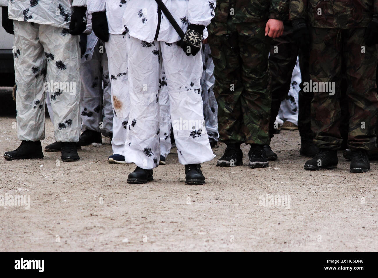 Reihe von jungen Männern auf militärische Übungen historische Wiedergabe Aktion. Stockfoto